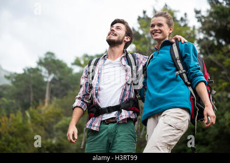 Escursionista giovane escursioni nella foresta Foto Stock