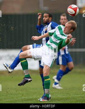 Michael Spencer in azione per Hornchurch - Abbazia di Waltham vs AFC Hornchurch - Ryman Premier League Division calcio a Capershotts - 24/10/09 Foto Stock