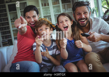 Famiglia eccitato guardando la televisione Foto Stock