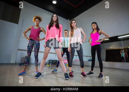 Il gruppo di donne in piedi insieme Foto Stock