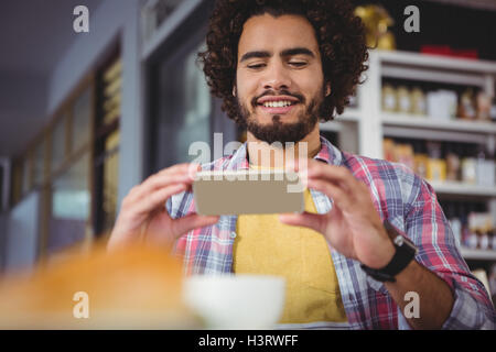 L'uomo prendendo fotografia di caffè Foto Stock