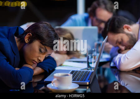 Stanco di uomini d'affari dormire in ufficio Foto Stock