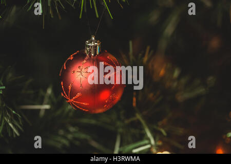 Close-up di natale Pallina appesa su albero di natale Foto Stock