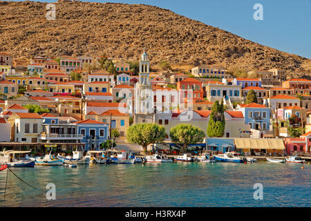 Di Chalki città sull'isola greca di Chalki situate al largo della costa nord di Rodi nel Dodecaneso Isola Gruppo, Grecia. Foto Stock