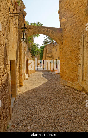 Tipica strada laterale nella città vecchia di RODI, RODI, DODECANNESO Isola Gruppo, Grecia. Foto Stock