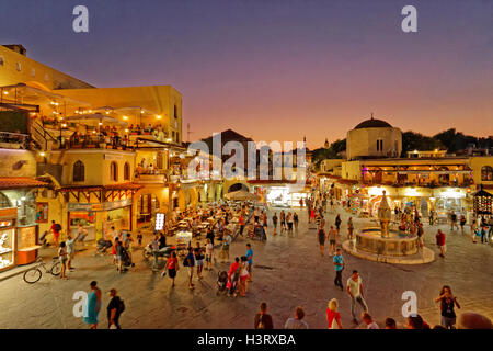 Twilight a Ippocrate (Ipokratous) Square, a Rodi città vecchia isola di Rodi, Dodecanneso isole, Grecia. Foto Stock