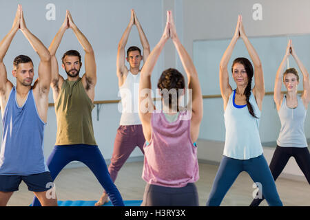 Assunzione di istruttore yoga classe Foto Stock