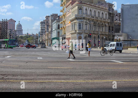 Fornitore di arachidi pedali la sua merce in Havana Vieja. Foto Stock