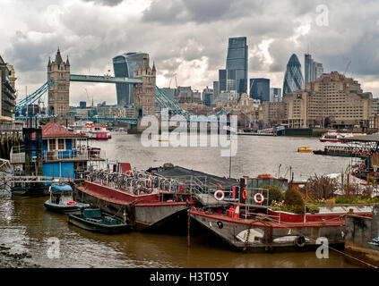 Case galleggianti sul Tamigi in Bermondsey, vicino al Tower Bridge London,case galleggianti ormeggiate sulla riva sud del fiume Tamigi Foto Stock