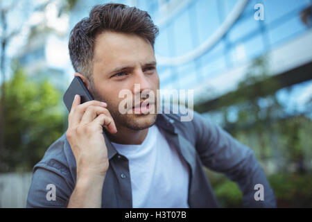 Bel uomo parlando al telefono cellulare Foto Stock