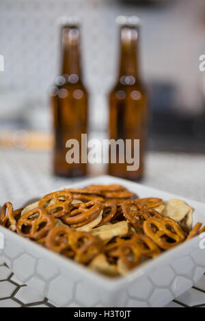 Ciotola di spuntini sul bancone bar Foto Stock