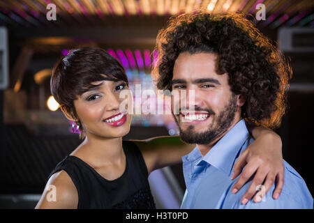 Coppia romantica ballare insieme sulla pista da ballo Foto Stock