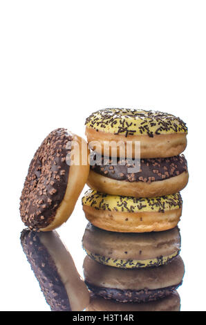 Le ciambelle sulla tavola di riflessione, isolato bianco, cioccolato e banana bomboloni Foto Stock