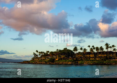 Il sole tramonta in Napili Point, Maui, Hawaii il 3 dicembre 2015. Foto Stock