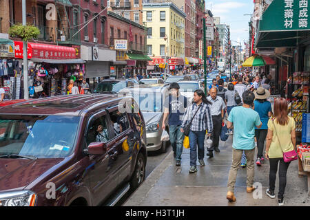 Visitatori, turisti e i pedoni a piedi nella Chinatown di New York City. Foto Stock
