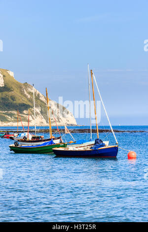 Barche a vela ormeggiata in Ringstead Bay, Dorset, England, Regno Unito, su un tranquillo e soleggiato nel pomeriggio estivo Foto Stock