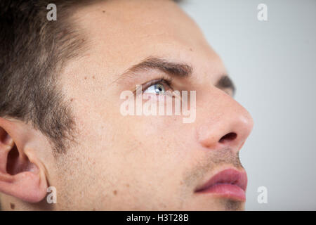 Close-up di uomo che indossa lenti a contatto Foto Stock