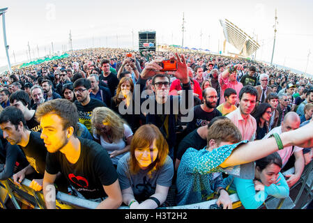 Barcellona - 27 Maggio: folla guarda un concerto al suono di Primavera 2015 Festival il 27 maggio 2015 a Barcellona, Spagna. Foto Stock