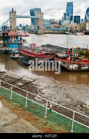 Case galleggianti sul Tamigi in Bermondsey, vicino al Tower Bridge London,case galleggianti ormeggiate sulla riva sud del fiume Tamigi Foto Stock