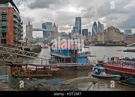 Case galleggianti sul Tamigi in Bermondsey, vicino al Tower Bridge London,case galleggianti ormeggiate sulla riva sud del fiume Tamigi Foto Stock