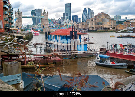 Case galleggianti sul Tamigi in Bermondsey, vicino al Tower Bridge London,case galleggianti ormeggiate sulla riva sud del fiume Tamigi Foto Stock