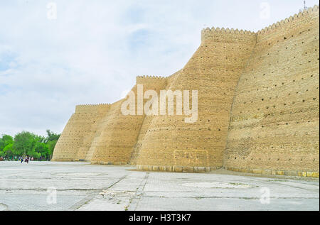 Il bastione dell'Arca enorme fortezza, che si trova nella città di Bukhara, Uzbekistan. Foto Stock