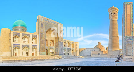Il complesso architettonico di po-i-Kalan consiste di Mir-ho Arab madrasa, Kalyan Minareto Kalyan e Moschea di Bukhara. Foto Stock