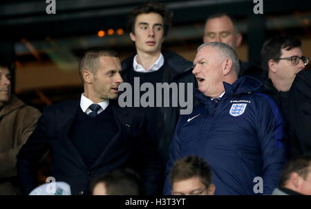 La UEFA Presidente Aleksander Ceferin (sinistra) e Football Association Presidente Greg Clarke (destra) in stand durante il 2018 FIFA World Cup Match di qualificazione al Stozice Stadium, Ljubljana. Foto Stock