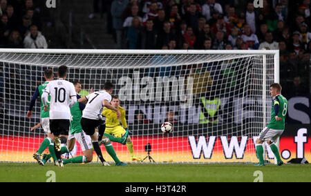 La Germania Julian Draxler punteggi il suo lato del primo obiettivo del gioco durante il 2018 FIFA World Cup Match di qualificazione al HDI Arena, Hannover. Foto Stock