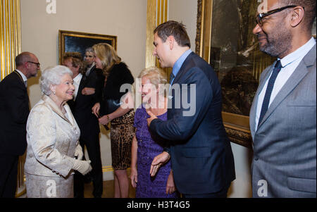 Queen Elizabeth II soddisfa (sinistra-destra) Sir Rod Stewart, Penny Lancaster, Kathleen Williams, David Walliams e Lenny Henry durante un ricevimento e cerimonia di premiazione presso la Royal Academy of Arts, Burlington House, Londra. Foto Stock