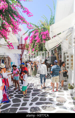 La nave di crociera di turisti in una delle principali strade dello shopping di Chora, a Mykonos, Grecia Foto Stock