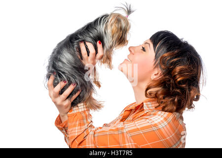 Affascinante ragazza e il suo cucciolo preferito su sfondo bianco Foto Stock