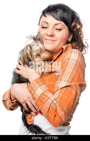 Donna con il suo animale domestico Yorkshire terrier su sfondo bianco Foto Stock