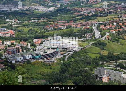 Bellissima vista dell'Appennino montagne e gli edifici di stato di San Marino Foto Stock