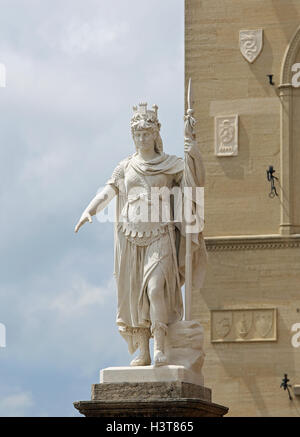 Guerriero di marmo chiamato Statua della Liberta a San Marino il paese e il palazzo antico chiamato Palazzo Pubblico sede del Gover Foto Stock