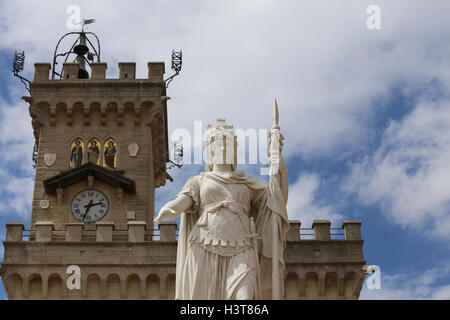 Statua in marmo della libertà a San Marino il microstato e la torre Foto Stock