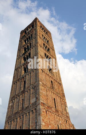 Antica abbazia di Pomposa torre campanaria edificio storico vicino a Ferrara in Italia Foto Stock