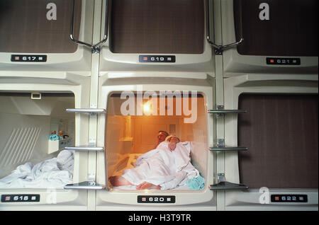 Giappone, Tokio Hotel, uomo nel contenitore del sonno, capsule, capsule hotel, dormire capsula, letto, dormire, scomodo impersonally Foto Stock