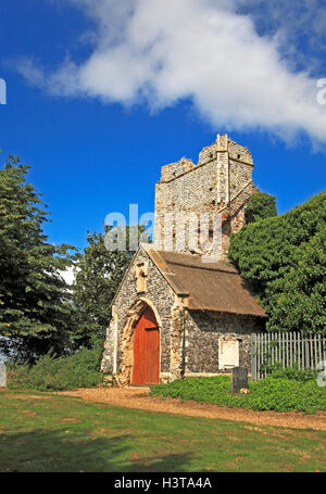 Una vista del portico sud e rovinato la torre della chiesa di tutti i santi a Billockby, Norfolk, Inghilterra, Regno Unito. Foto Stock