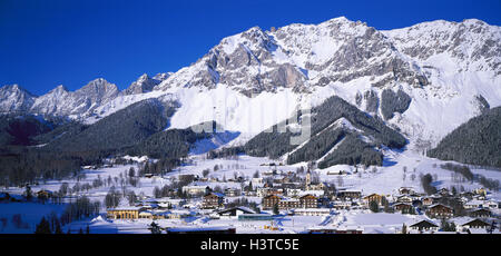 L'Austria, la Stiria, Ramsau, vista locale, inverno, l'Europa, luogo turistico, paesaggio di montagna, mountain, neve, tetto di pietra, tetto area di pietra, Dachsteingebirge, sport invernali luogo, vacanze La regione Foto Stock