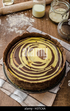 Cheesecake con il miele e il cioccolato, fatti in casa, due colori torta Foto Stock