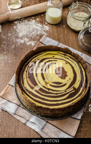 Cheesecake con il miele e il cioccolato, fatti in casa, due colori torta Foto Stock