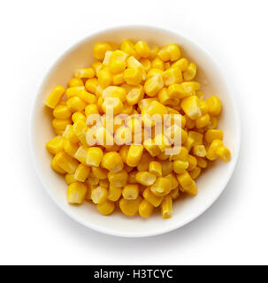 Ciotola di mais dolce isolato su sfondo bianco, vista dall'alto Foto Stock