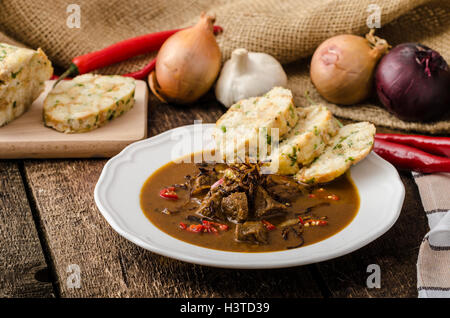 Classic Czech gulasch con gnocchi di patate, delizioso cibo pesante, in casa di Karlovarsky gnocchi Foto Stock