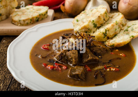 Classic Czech gulasch con gnocchi di patate, delizioso cibo pesante, in casa di Karlovarsky gnocchi Foto Stock