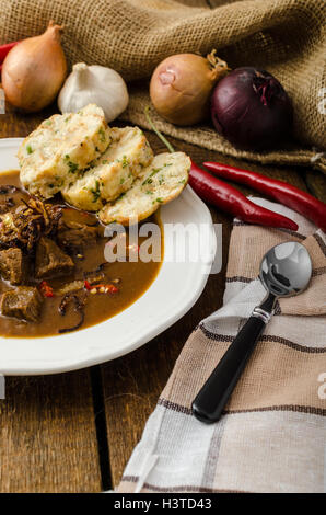 Classic Czech gulasch con gnocchi di patate, delizioso cibo pesante, in casa di Karlovarsky gnocchi Foto Stock