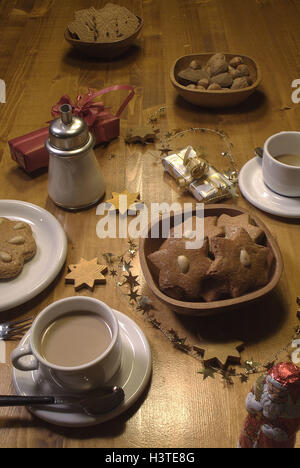 Tabella, coperta, Natale, biscotti, biscotto, gingerbreads, decorazione, coperchio, tazze di tè, teacups, servizi da tè, zucchero, caster, stelle, il piano portapaziente presenta, Santa Claus, Foto Stock