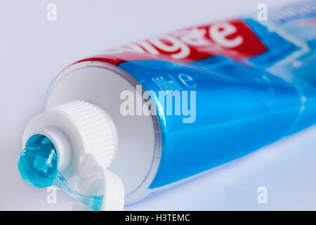 Tubo di dentifricio al fluoruro di Colgate MaxFresh con cristalli refrigeranti menta fresca su sfondo bianco - dentifrici colgate Foto Stock