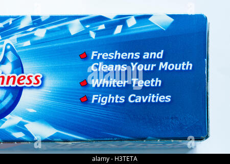 Le informazioni sulla casella di Colgate dentifricio MaxFresh con cristalli di raffreddamento COOL MINT Foto Stock