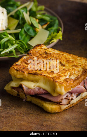 Formaggio francese toast con carne e peperoncino Foto Stock